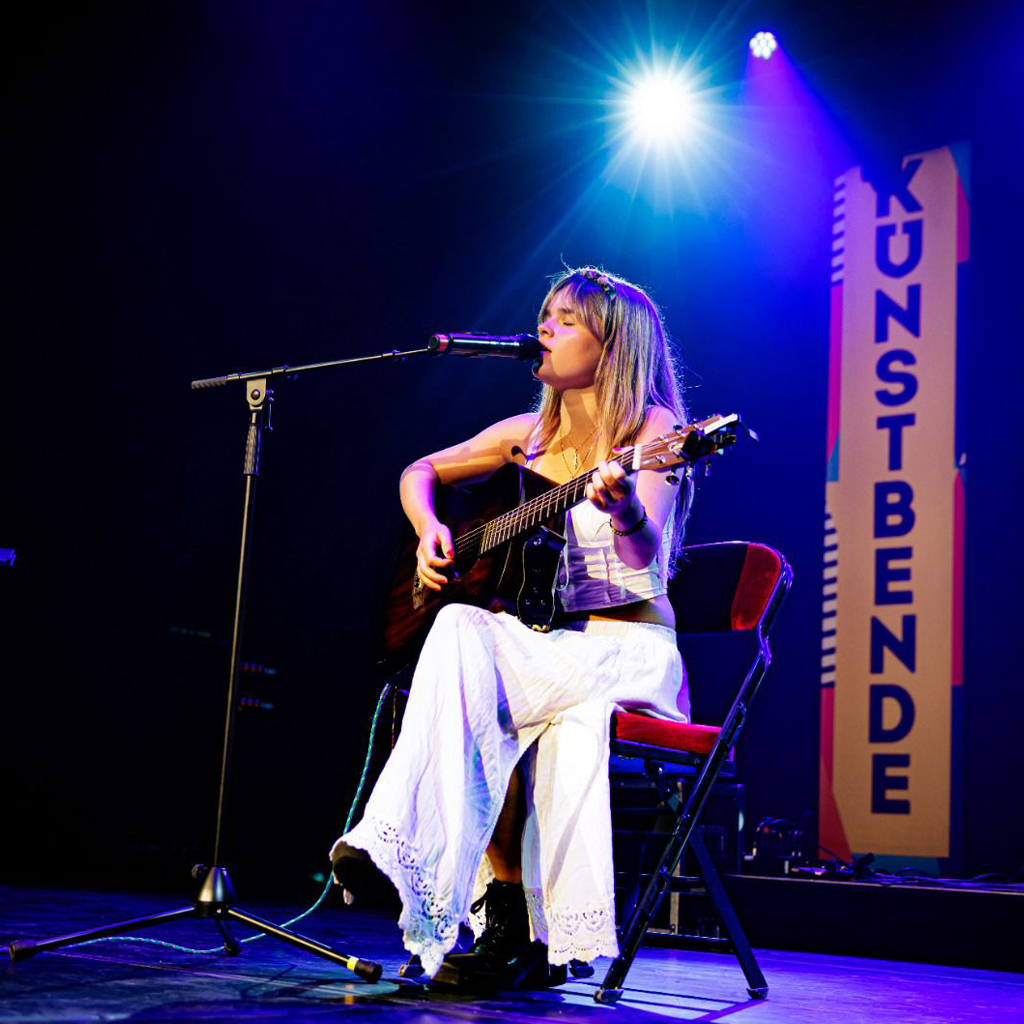 REZA singer-songwriter treedt op bij Kunstbende